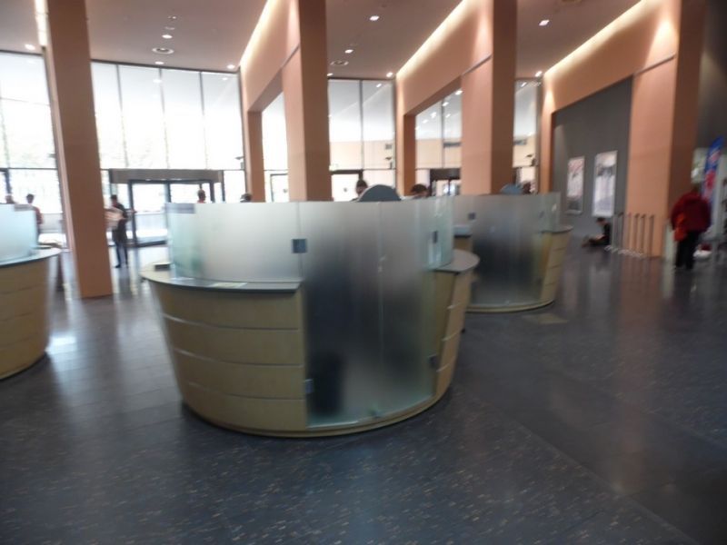 Passages aux caisses avant d'entrer dans le salon...