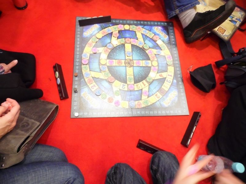 Rondo, joué à-même le sol. Les places aux tables de jeux se remplissent vite à Essen...