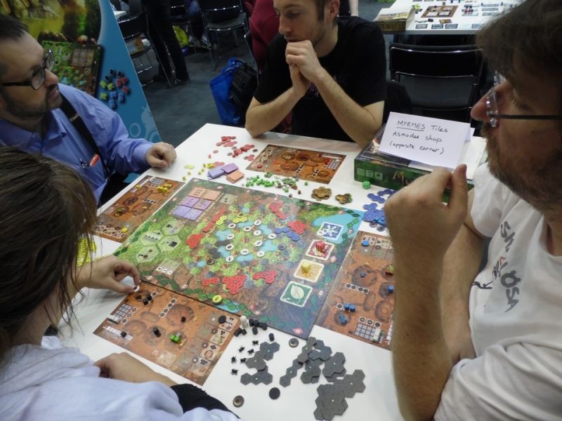 Myrmes. Asmodée offrait une planche de tuiles correctives sur un de ses stands cette année