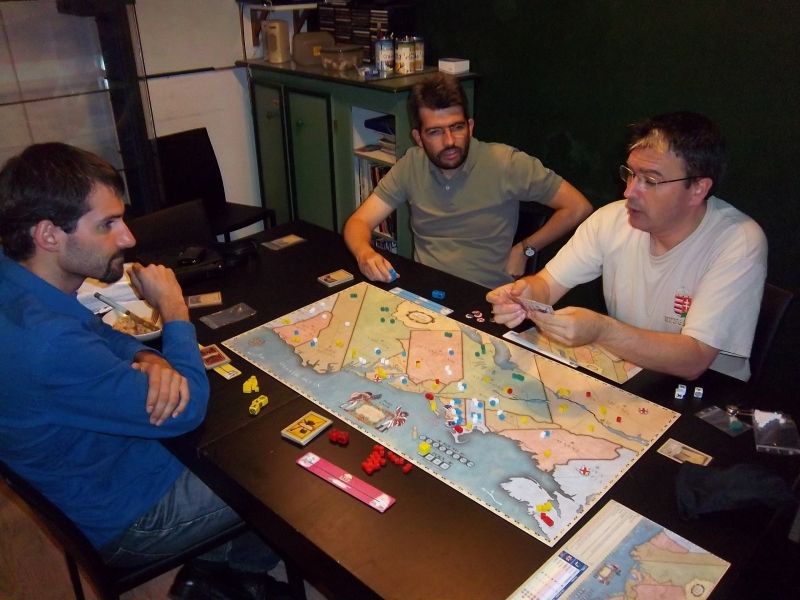 Monsieur Cormyr nous présente 1775 Rebellion reçu depuis peu. A g. monsieur Cartal, en face monsieur Briac.