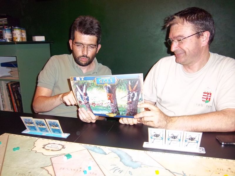 Heu...les gars ! Vous tenez votre aide de jeu à l'envers là....ou bien c'est pour encore plus brouiller les pistes...Rha les fourbes !