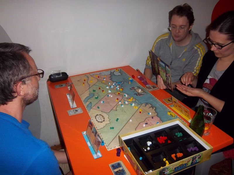 La partie de 1775 a commencé, et les stratèges britanniques se consultent...