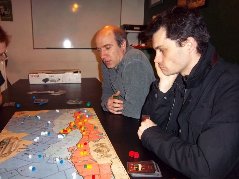 Fabrice l'anglais et Tyrion l'amérindien, de demandent si nous devons agir les premiers au centre, ou bien se contenter de maintenir le verrou bien fermé...