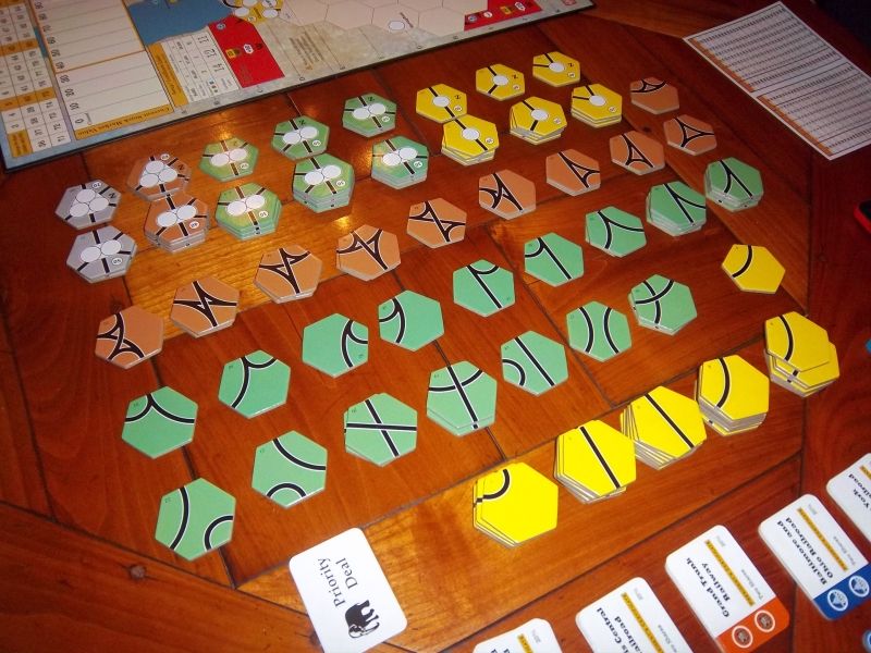 A quoi reconnait-on avec certitude un jeu de train 18xx ? Le style sobre et spécifique des tuiles voies.