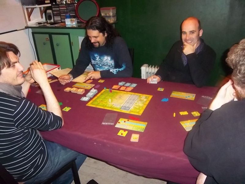 Bloodyraoul nous explique le jeu, et Esperluette a déjà le sourire car il sent bien que cette partie, elle sera pour lui ! 