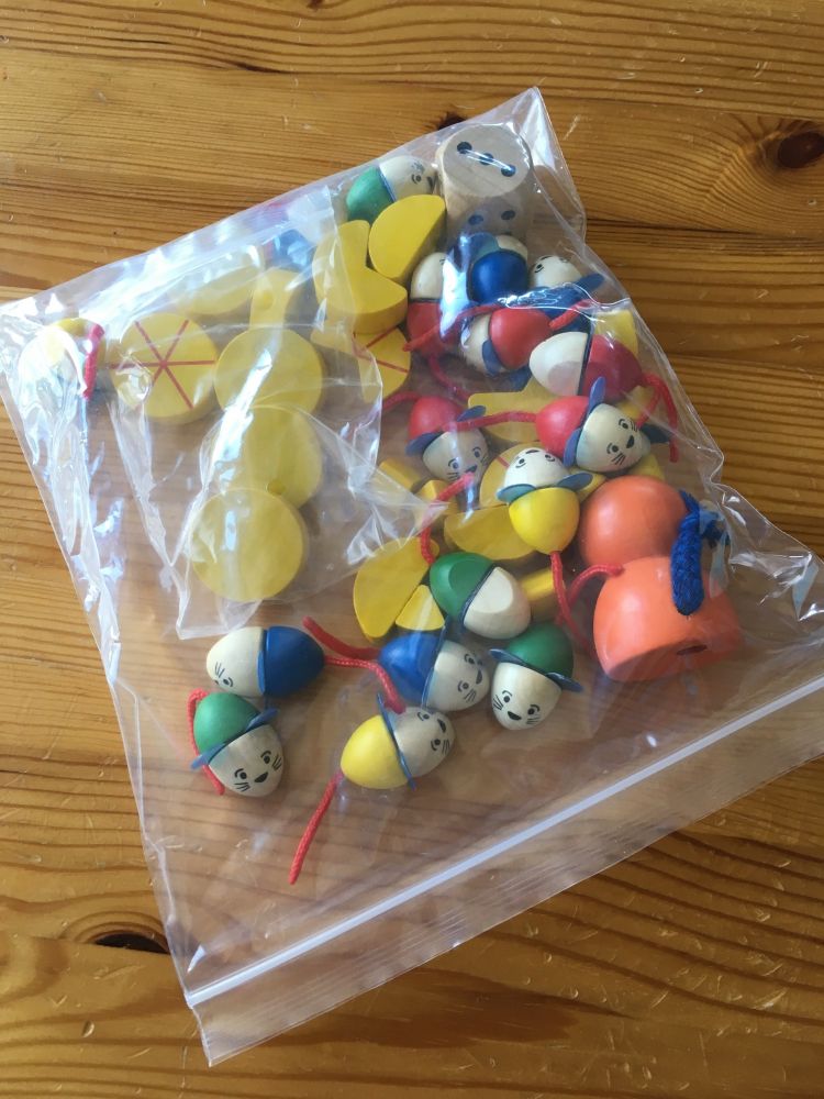 Un sac rempli de pièces en bois