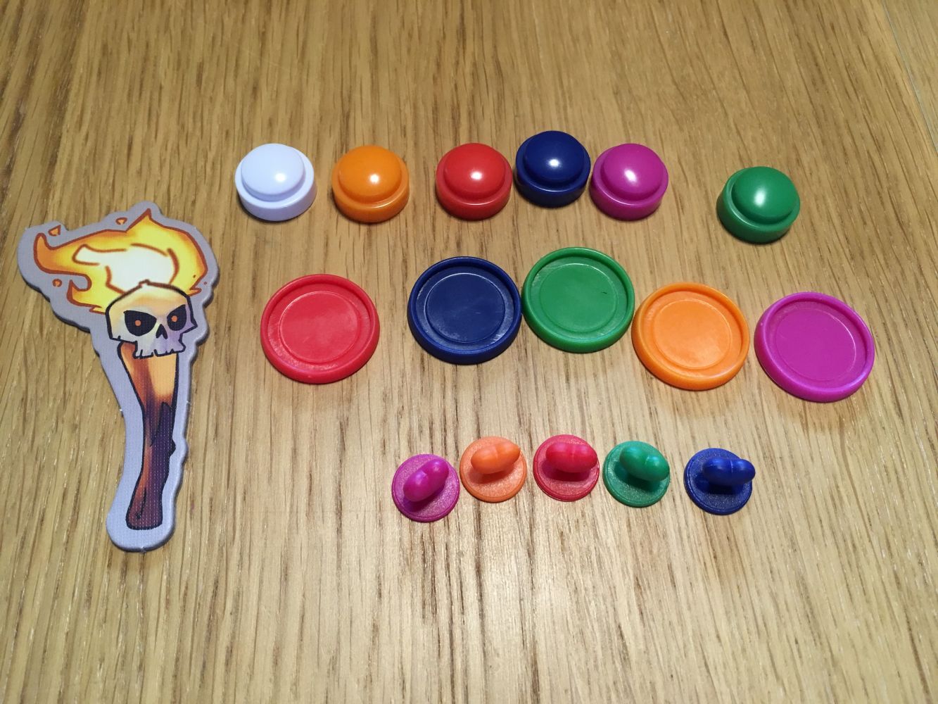 Le jeton premier joueur, les socles figurines, les marqueurs d'expérience et les marqueurs  vie