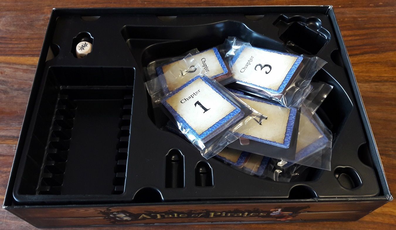 Le premier niveau de thermoformage qui accueillera le bateau sans son mât, la vigie, le dé et les 10 sachets pour les 10 scénarios !