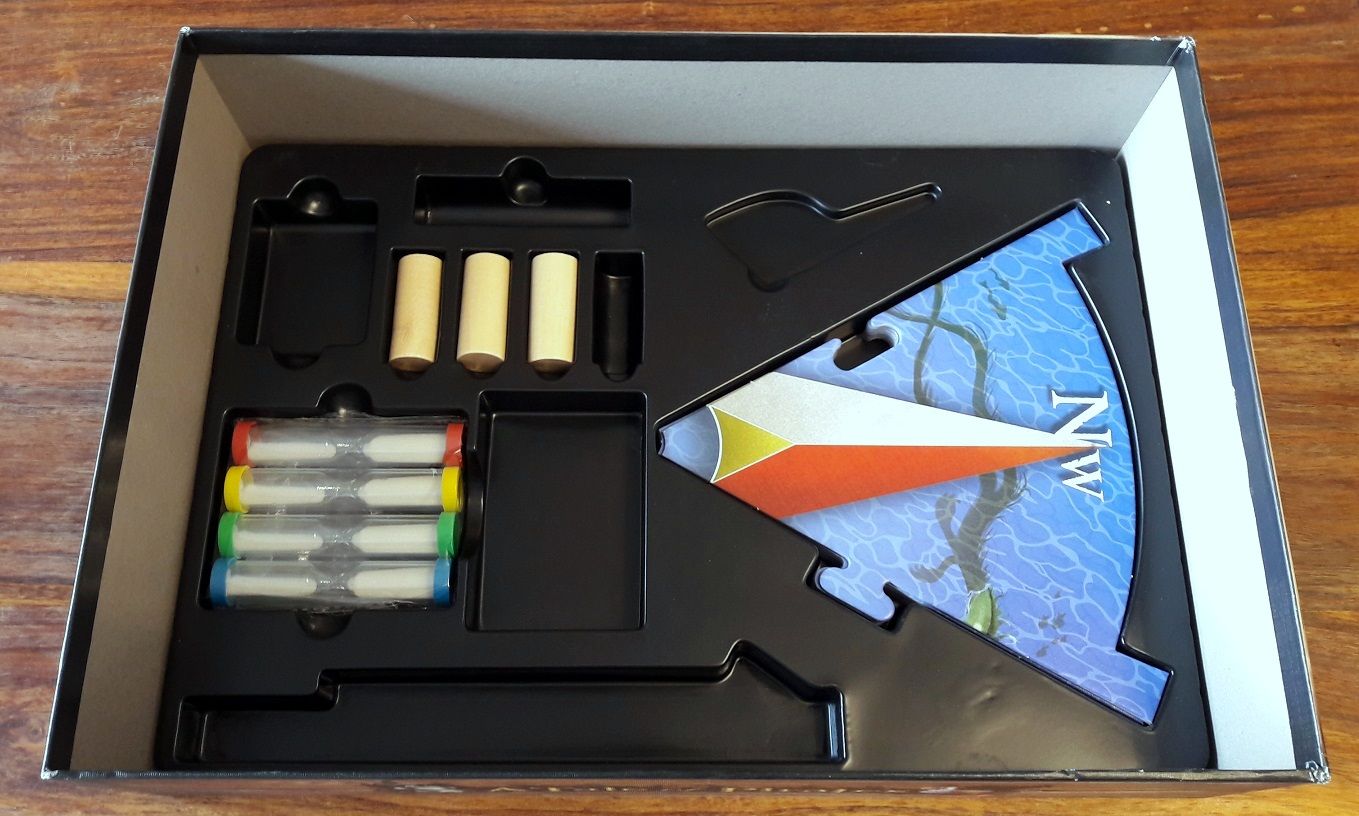 Un second thermoformage au dessous du premier contiendra les jetons, les avaries, les sabliers, le mât et les 6 tuiles formant la rose des vents et qui fera office de plateau.