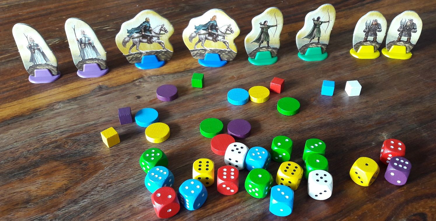 Aux 4 couleurs de nos héros, les pions (homme/femme), les jetons et dés associés (oui la sorcière n'a toujours qu'un dé unique ;))