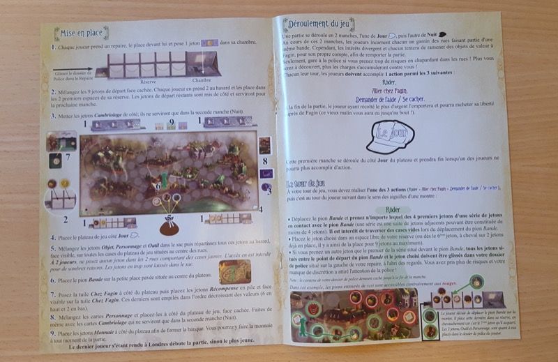 L'intérieur du livret de règles avec une double page montrant la mise en place et le début du déroulement du jeu.