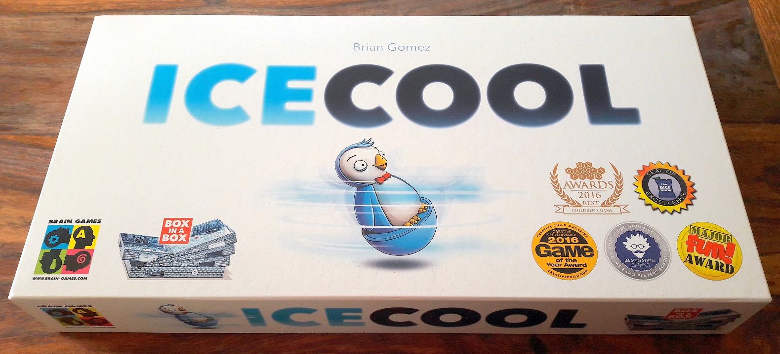 Une boite assez fine mais très longue, un format original pour un jeu original.;)