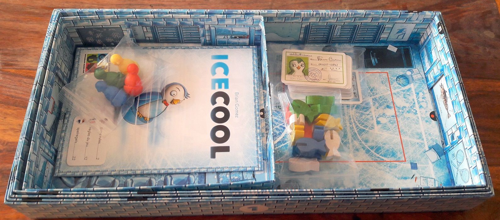 On retrouve sous le chapeau de la boite, 5 boites gigognes qui serviront à constituer l'école des manchots.