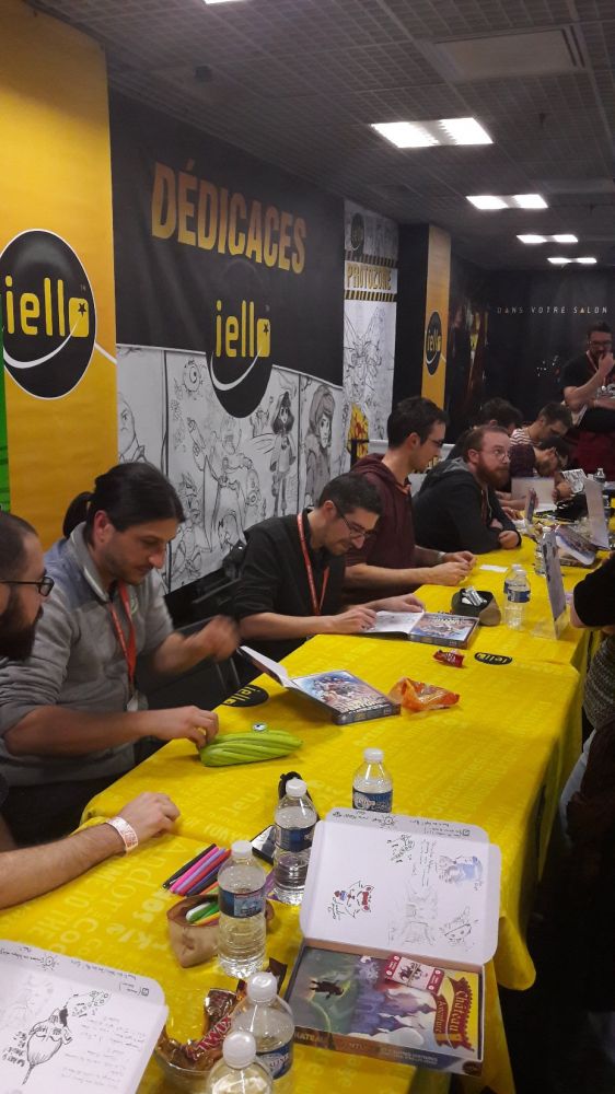 Une partie des auteurs et des illustrateurs en séance de dédicace au FIJ 2018