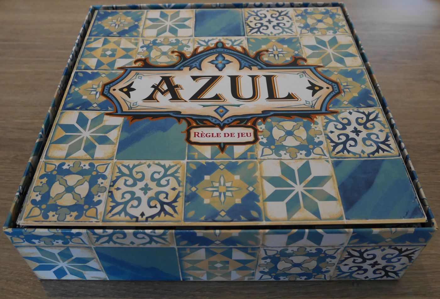 Dans Azul tout est carrelé, la boîte, la règle...