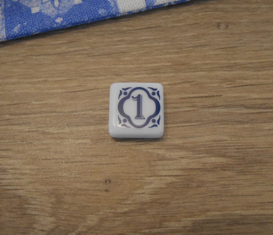 Le carreau du prochain premier joueur. Récupéré par le premier joueur qui lors d'un tour récupère des carreaux au centre de la table. En compensation ce carreau se place sur la ligne plancher et vous infligera donc un malus.