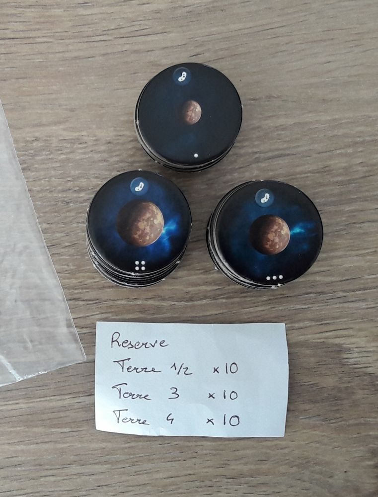 La réserve de planètes telluriques. Vous utilisez ces tuiles dès que vous créez des collisions entre vos astres.