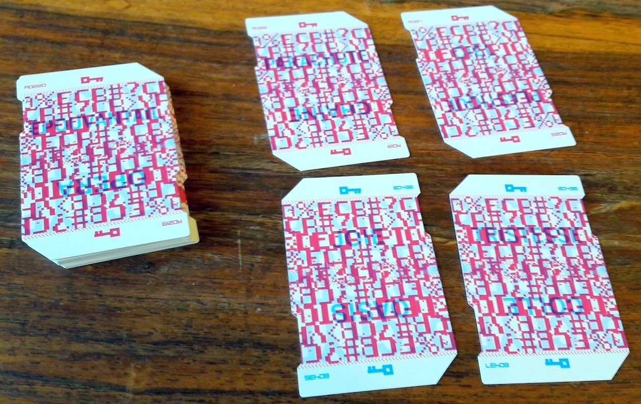 Chaque carte est double face rouge/bleue et propose 2 mots clef haut/bas