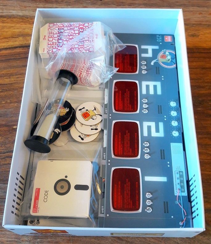 Pas mal de place dans la boite mais difficile de ne pas démonter les pieds des supports pour ne pas les abîmer