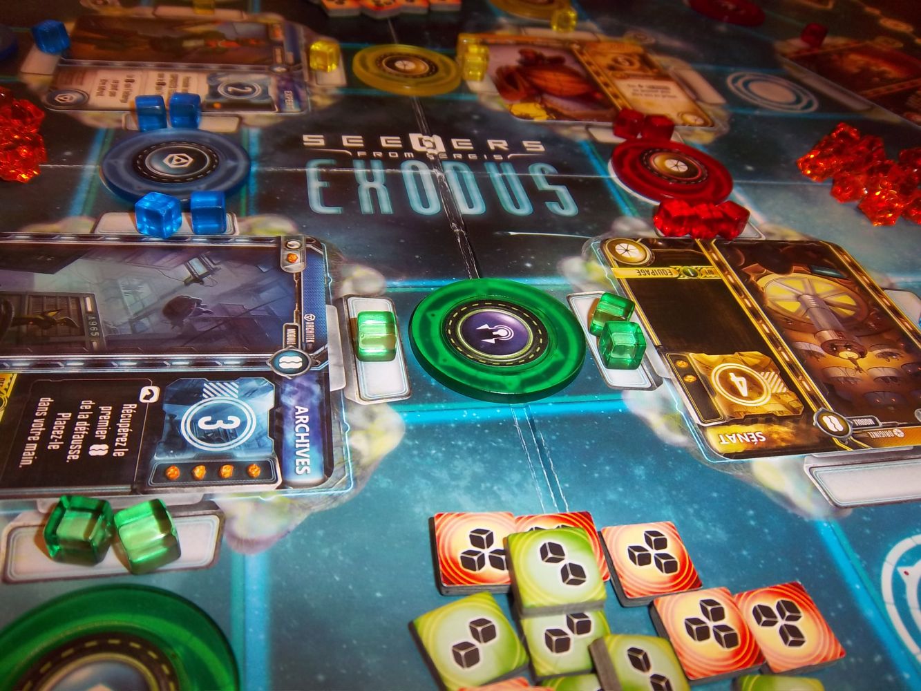 Je l'aime bien ce plateau, et surtout les cartes du jeu au design très réussi.