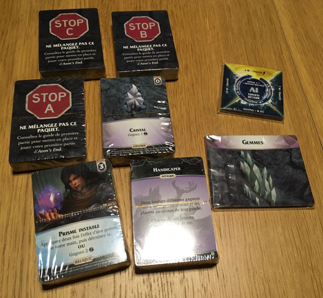 Les différents paquets de cartes avant leur déballage