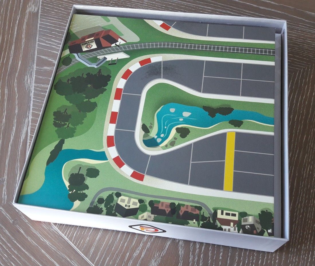 La boite a une taille standard mais le plateau se plie en 6.