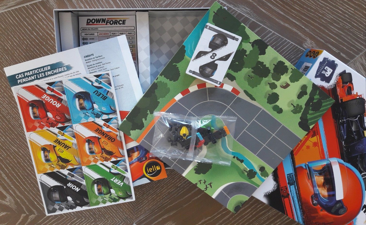 Un paquet de cartes vitesse et pouvoir, 6 voitures, 6 tuiles, un plateau, un carnet de score et une règle en VF.