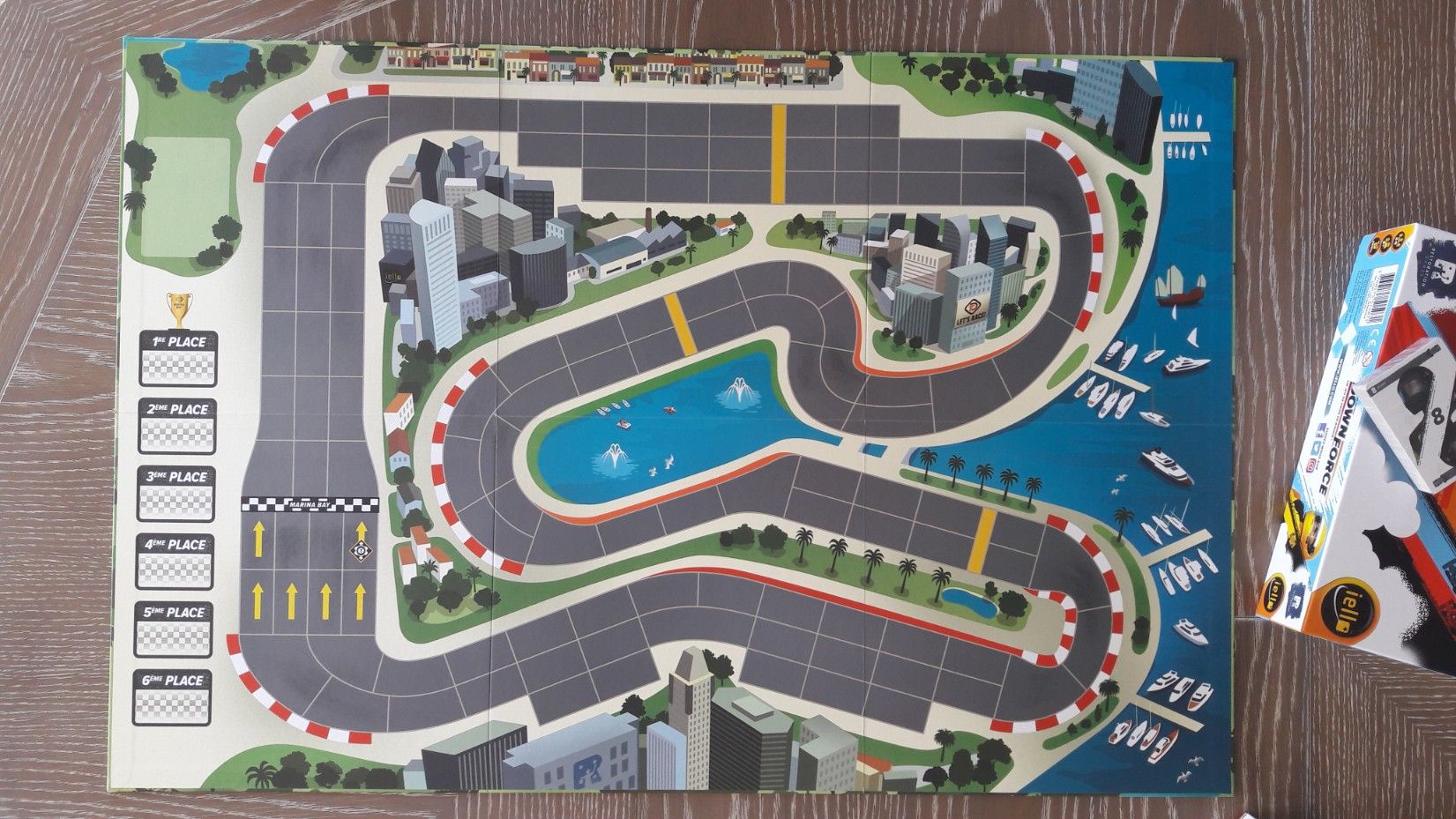 Chicanes au bord du port des milliardaires.