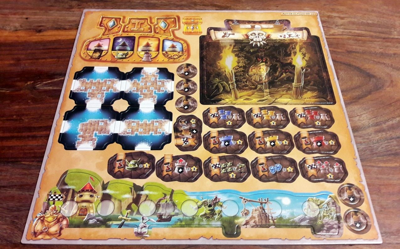 Les plateaux imprévu et premier joueur, des tuiles bonus, des objectifs et un mini plateau solo en bas.