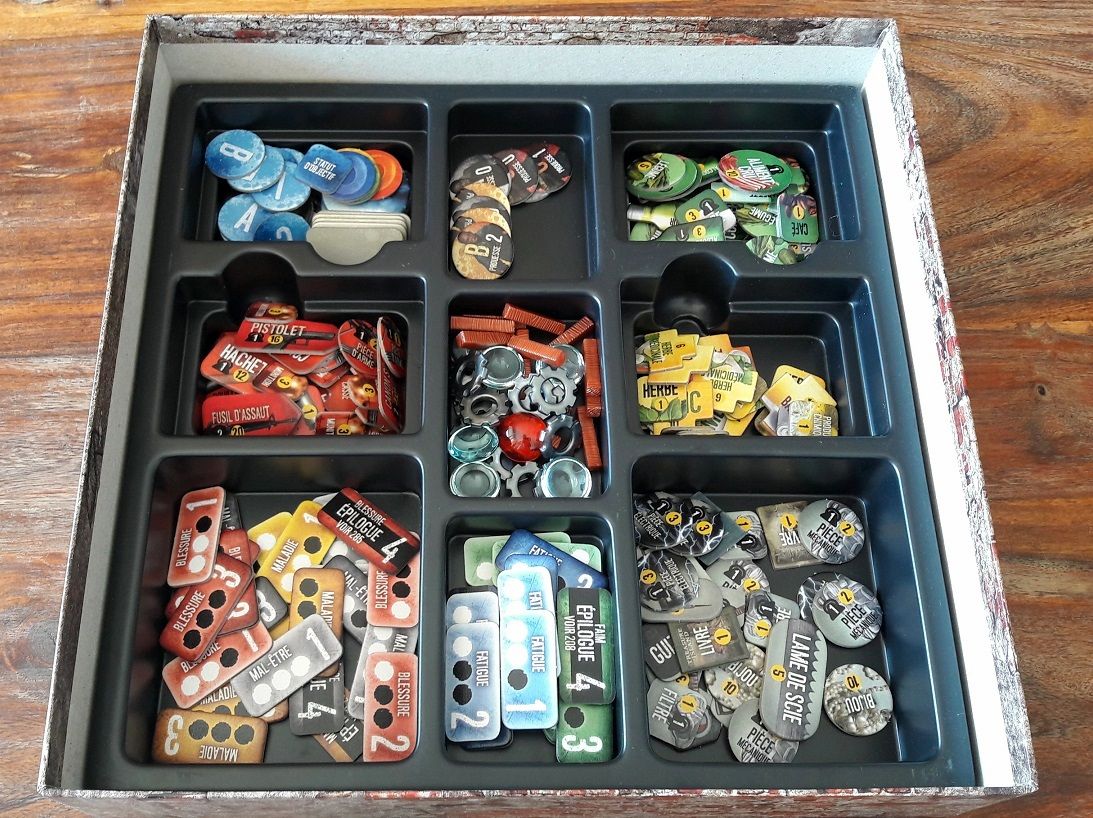 Bien étudié tout se range bien et se cale avec les cartes pile poil, mais pas de marge pour des extensions... dommage !