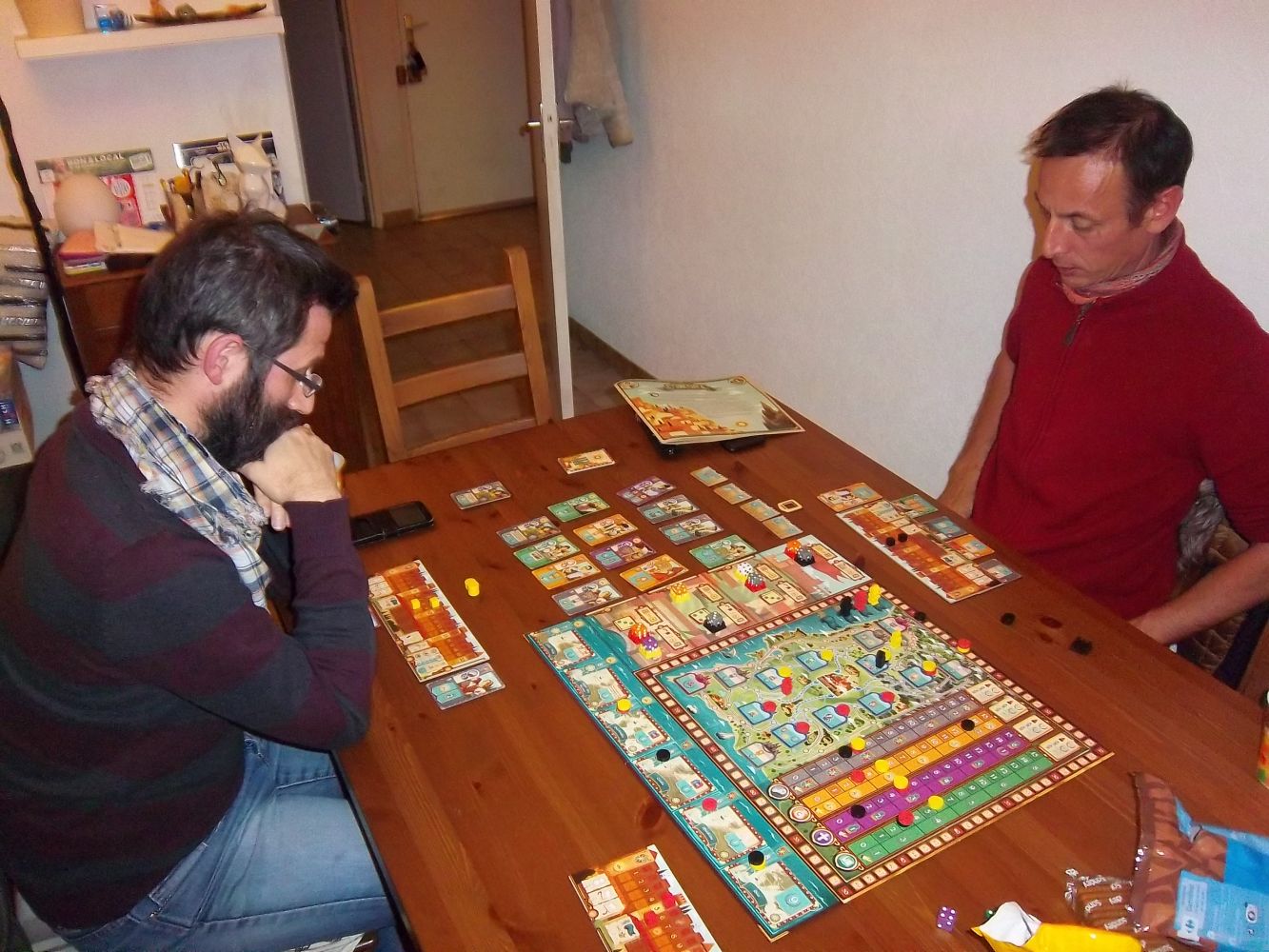 Mes deux adversaires en pleine réflexion pour cette partie de Coimbra... ne vous fiez pas aux apparences, on a bien rigolé aussi de certains coups tordus...