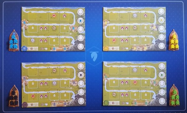 Les 4 sets (1 par joueur) avec un plateau individuel, 1 bateau et 5 pions pionniers