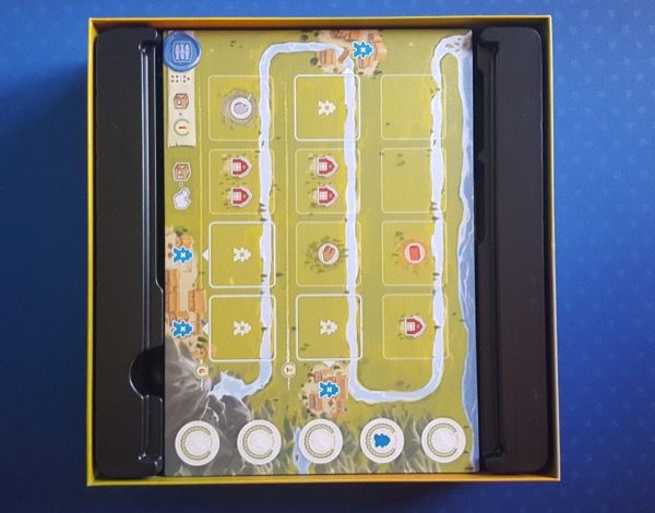 Rangement des 4 plateaux individuels avec insert pour les bloquer et ouverture pour les soulever.