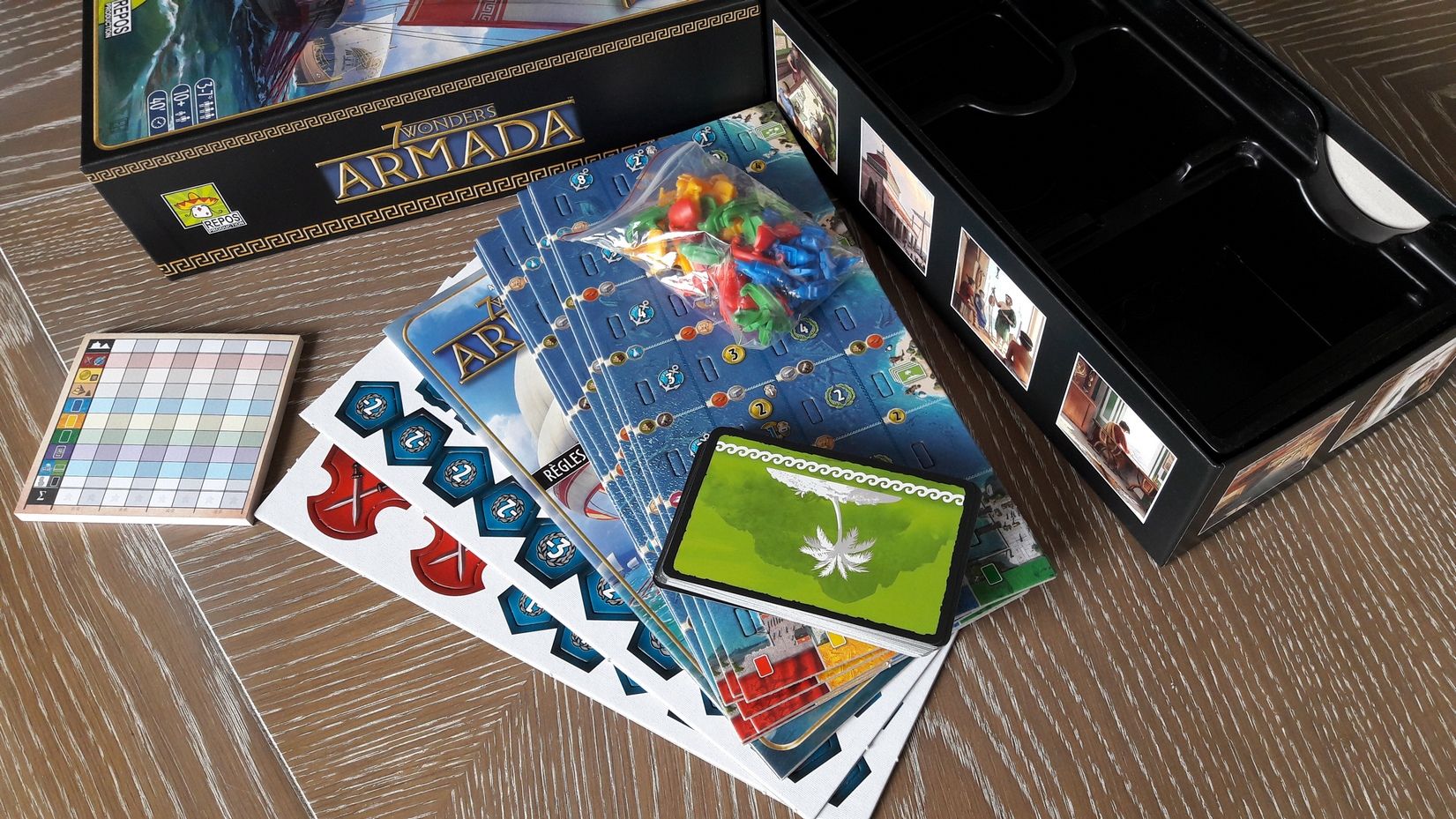 Une boite pas si petite ... Cela va être compliqué de tout faire rentre dans la boite de base sans enlever le fond