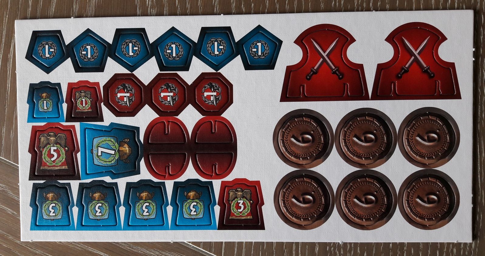 Première planche. On trouve également un marqueur indiquant les deux joueurs concernés par le combat terrestre supplémentaire. (marqueurs similaires à ceux du diplomate de cities)