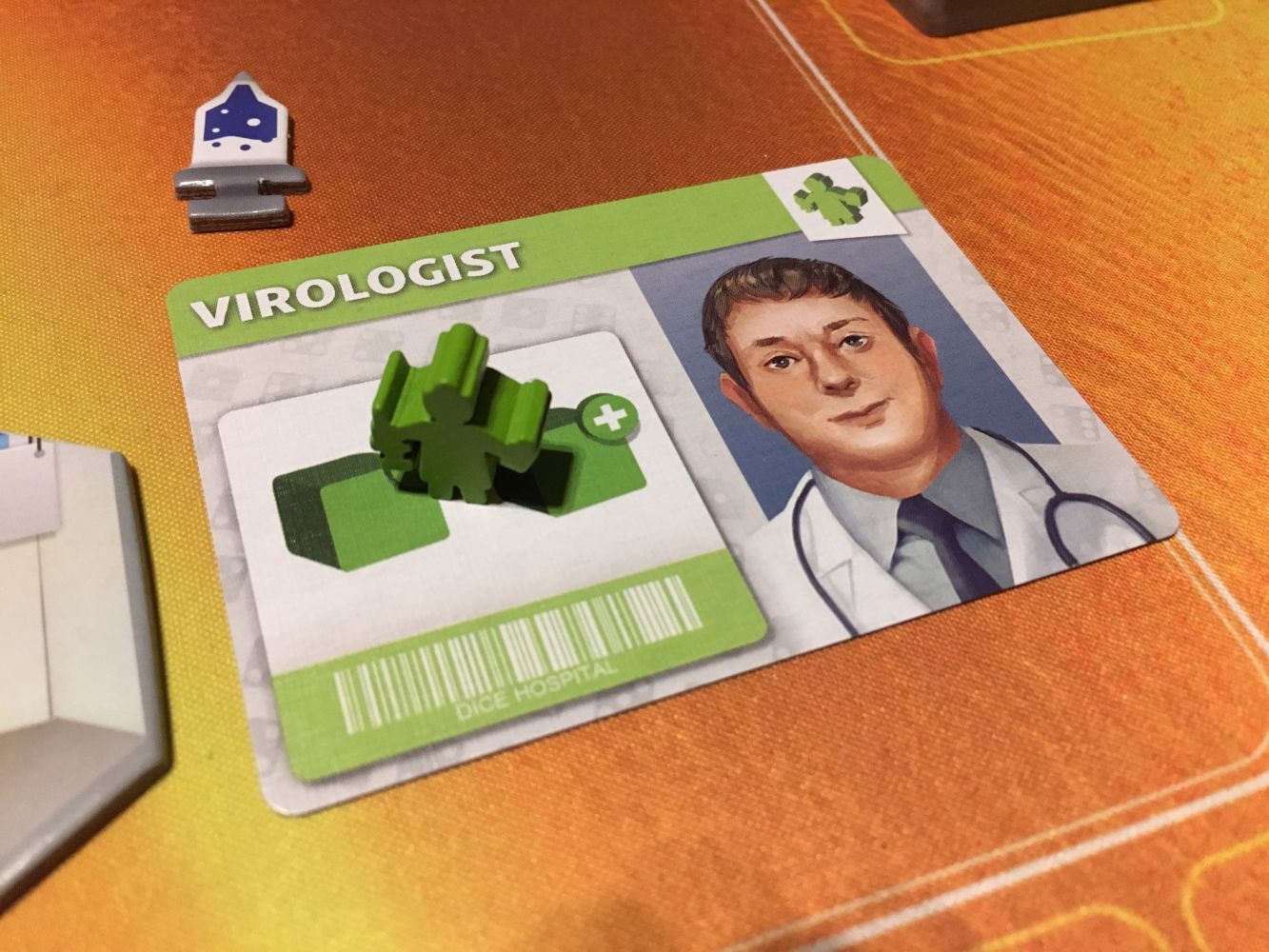 Un spécialiste avec sa carte reprenant son pouvoir et son meeple