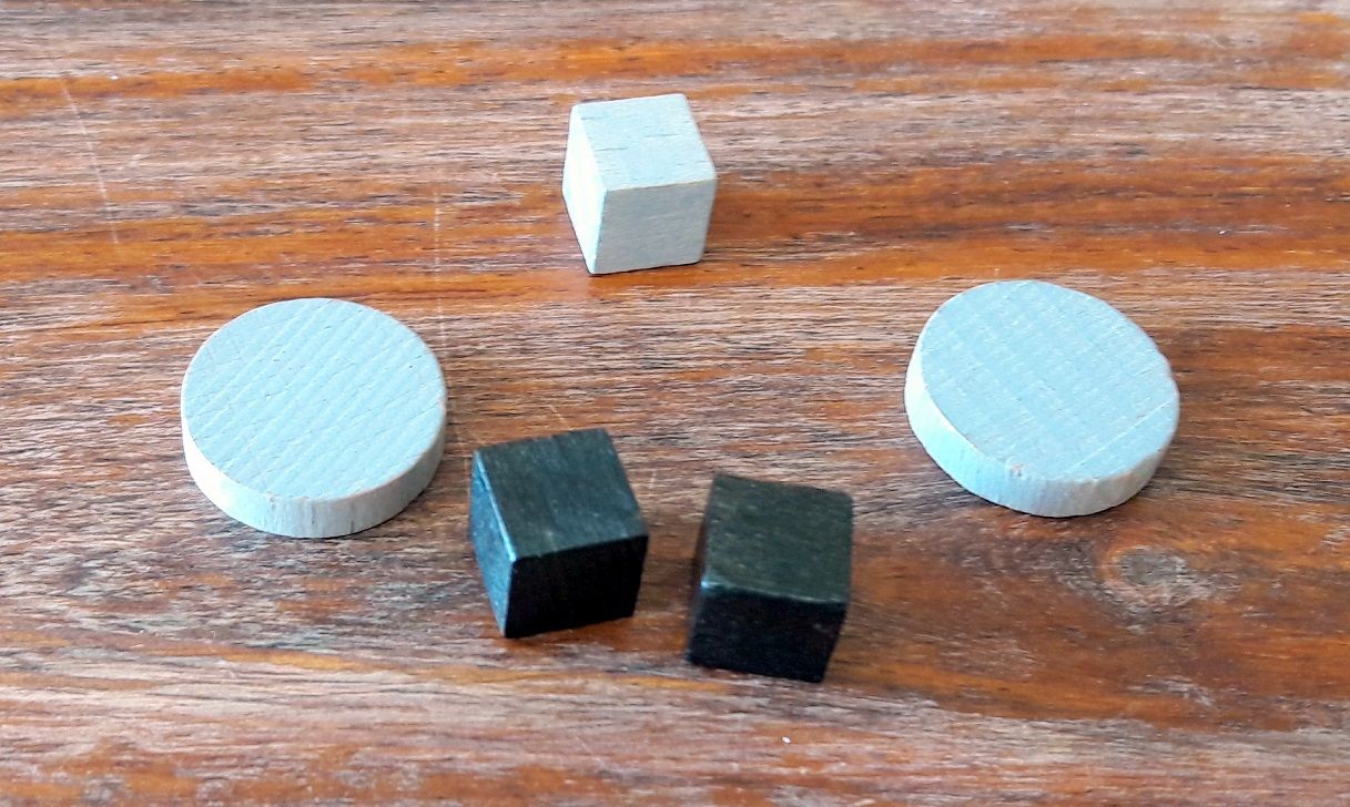 Eh oui, il y a aussi des pions en bois...