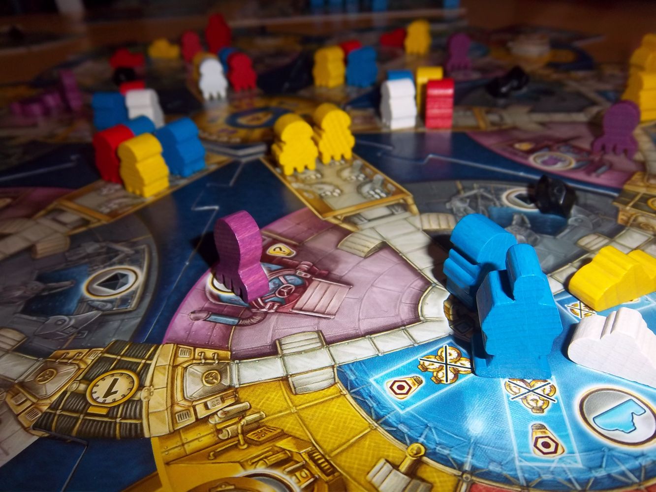 Au plus près du plateau central...Octopode (violet), un scientifique (en bleu), des robots, et des cristaux  (en noir)