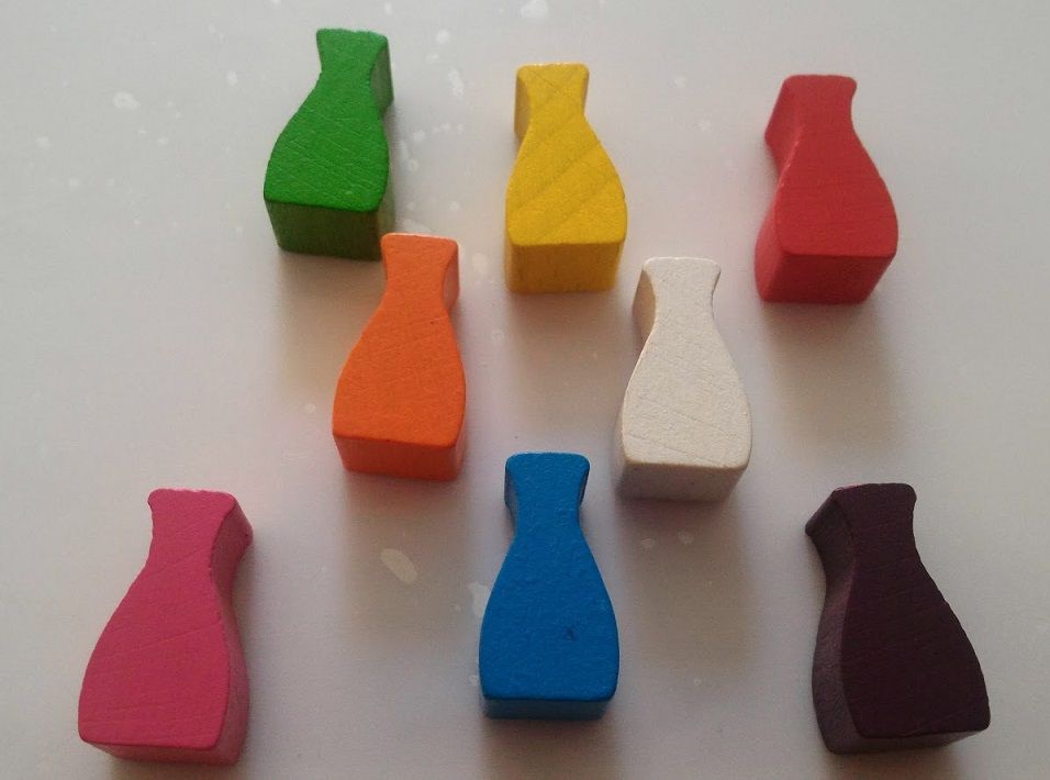 Des pions en forme de bouteille de saké de 8 couleurs différentes comme marqueur de score.