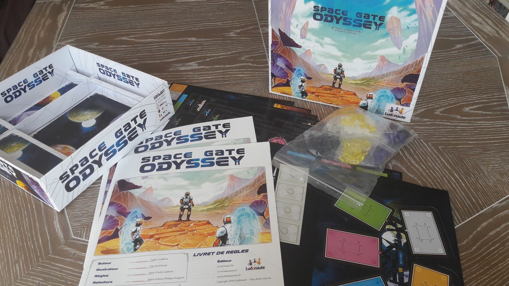 Il y a un beau paquet de pions et de carton.