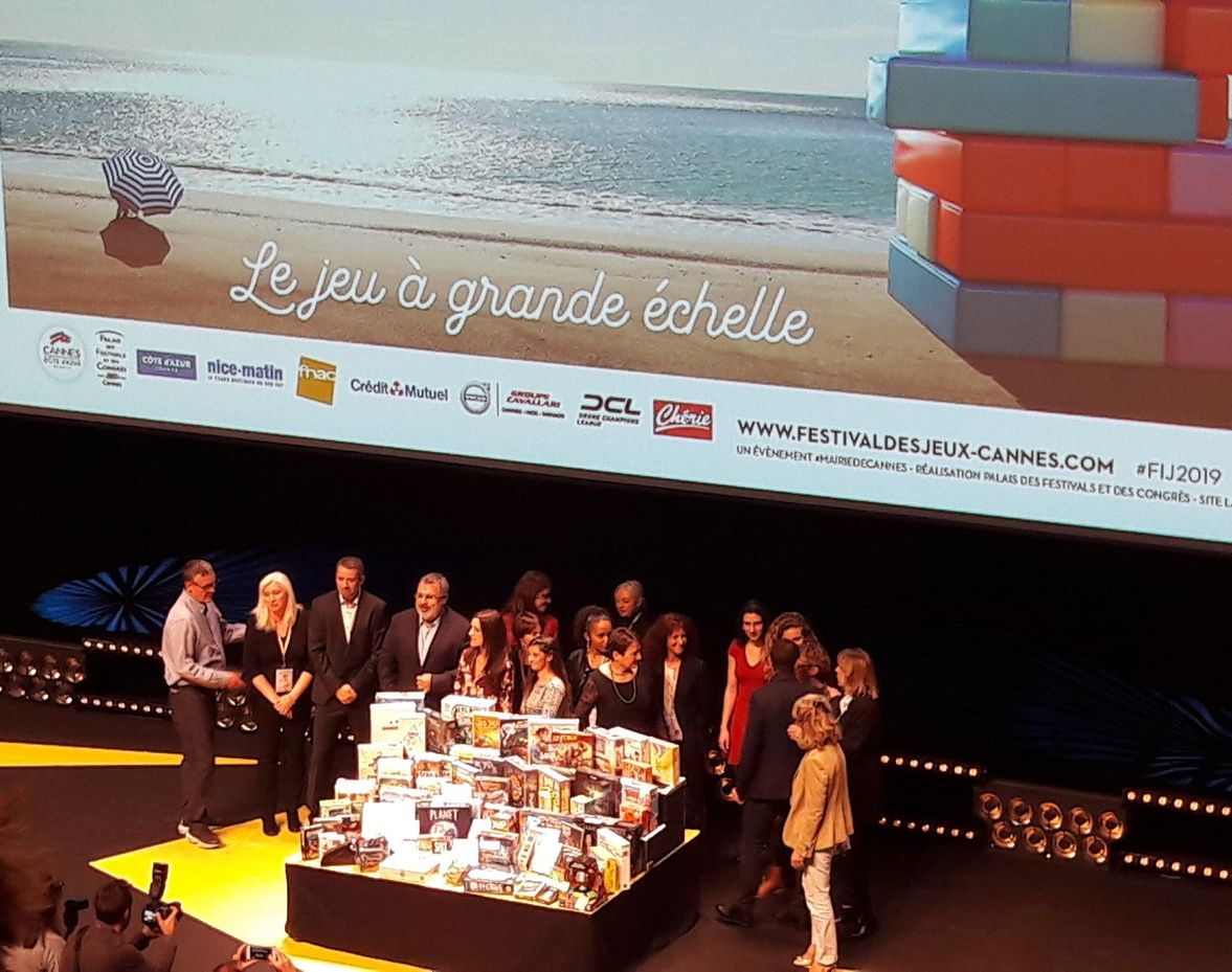 Nadine Seul entourée par le jury et l'équipe des As d'or