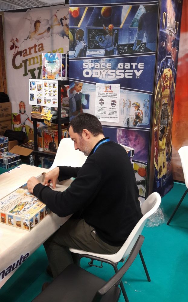Vincent Dutrait en dédicace de Space Gate Odyssey chez Ludonaute et avec une boite de Lewis et Clark !