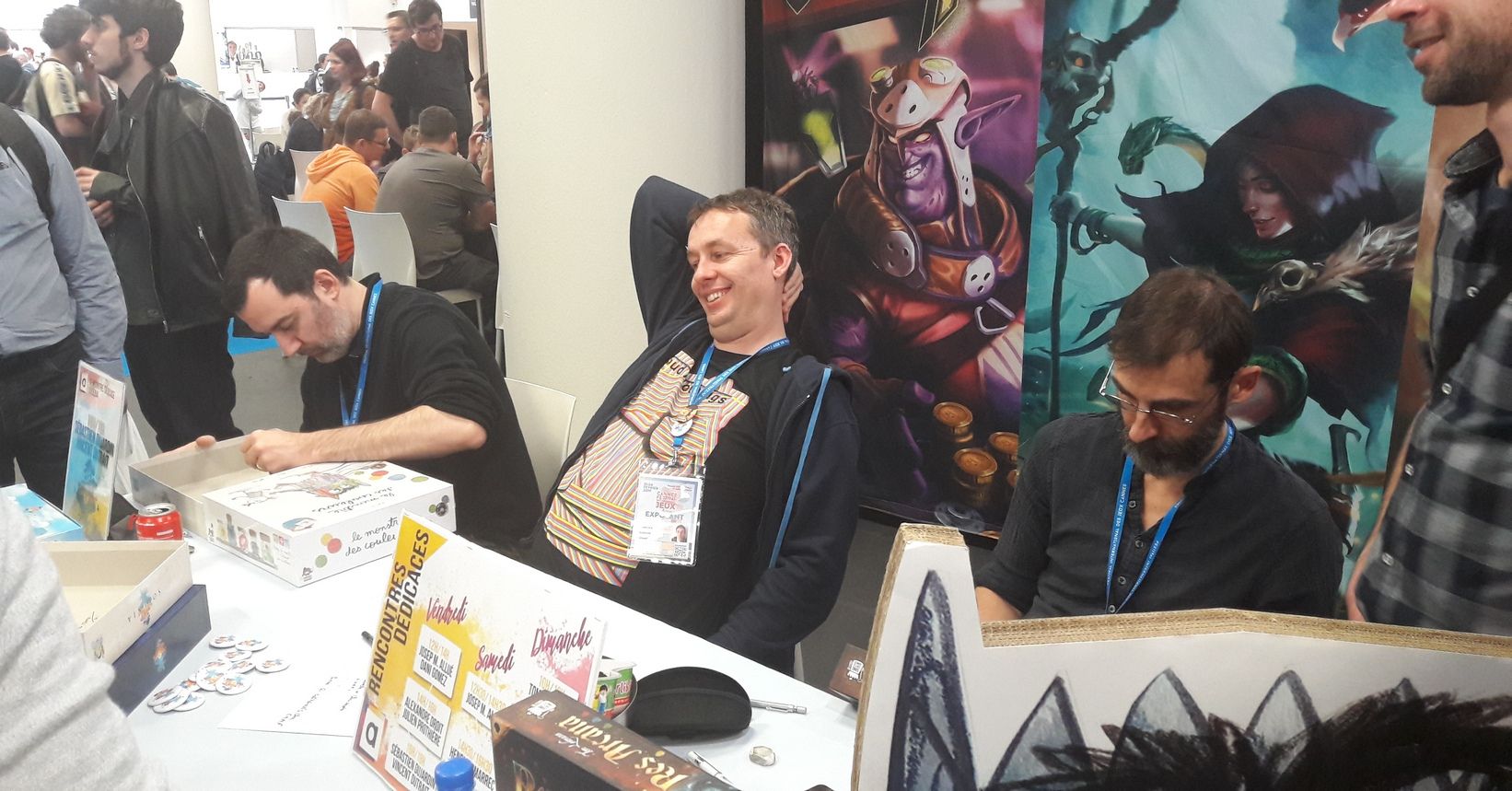 cent Dutrait et Sebastien Dujardin en dédicace de Solenia pendant que Julien Delval se penche sur une boite de Res Arcana