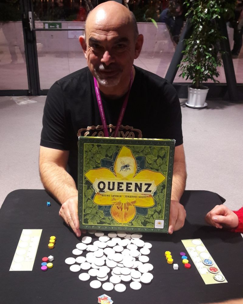 Bruno Cathala au Off avec une boîte de son proto "Qweenz" créé avec Johannes Goupy.