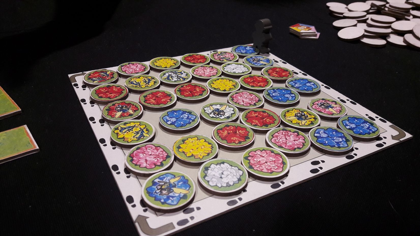 Gros plan sur la partie centrale le marché au fleur ...et aux abeilles !