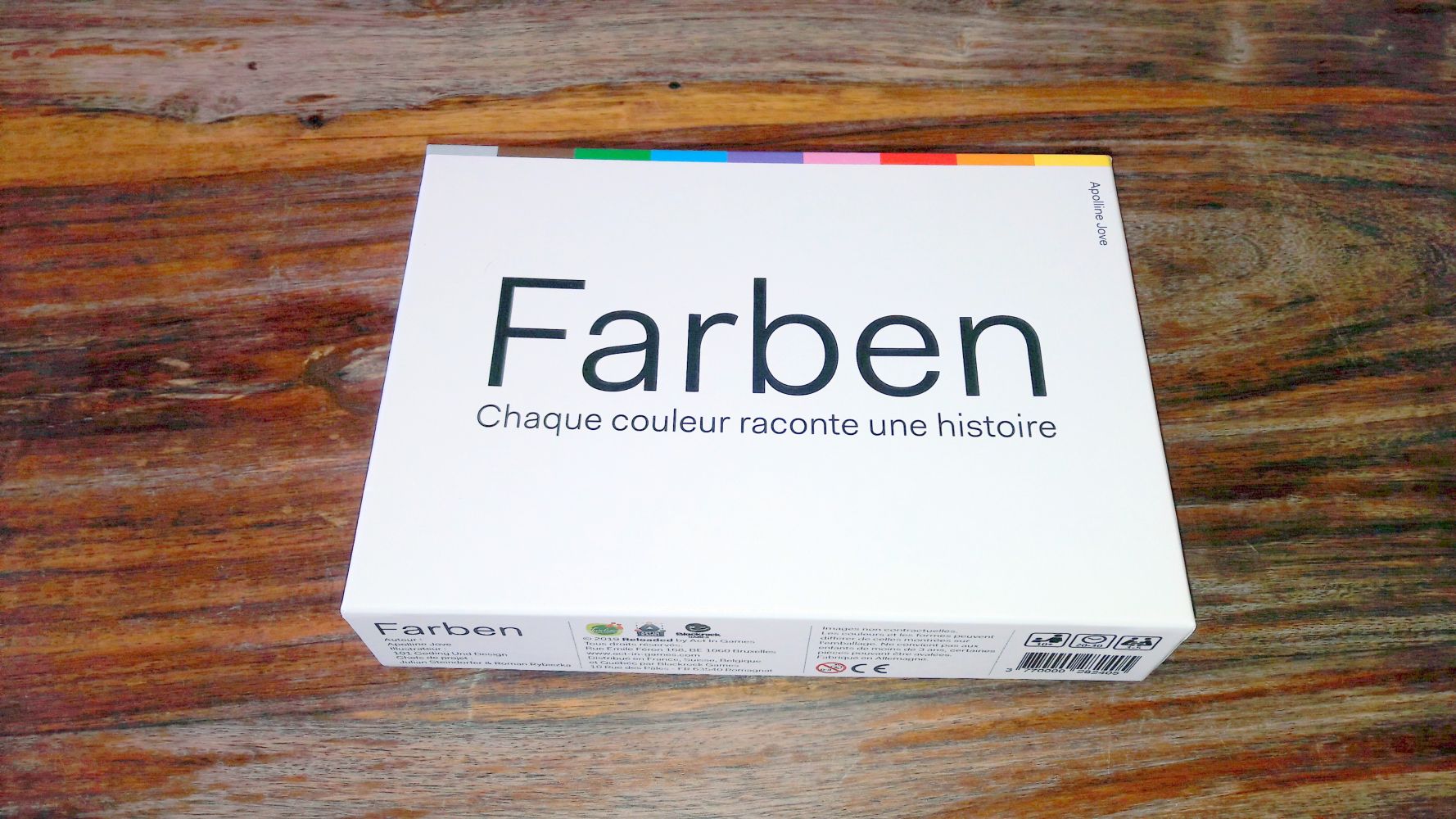 La boite est aussi sobre que la matériel : un mot sur fond blanc et des couleurs !