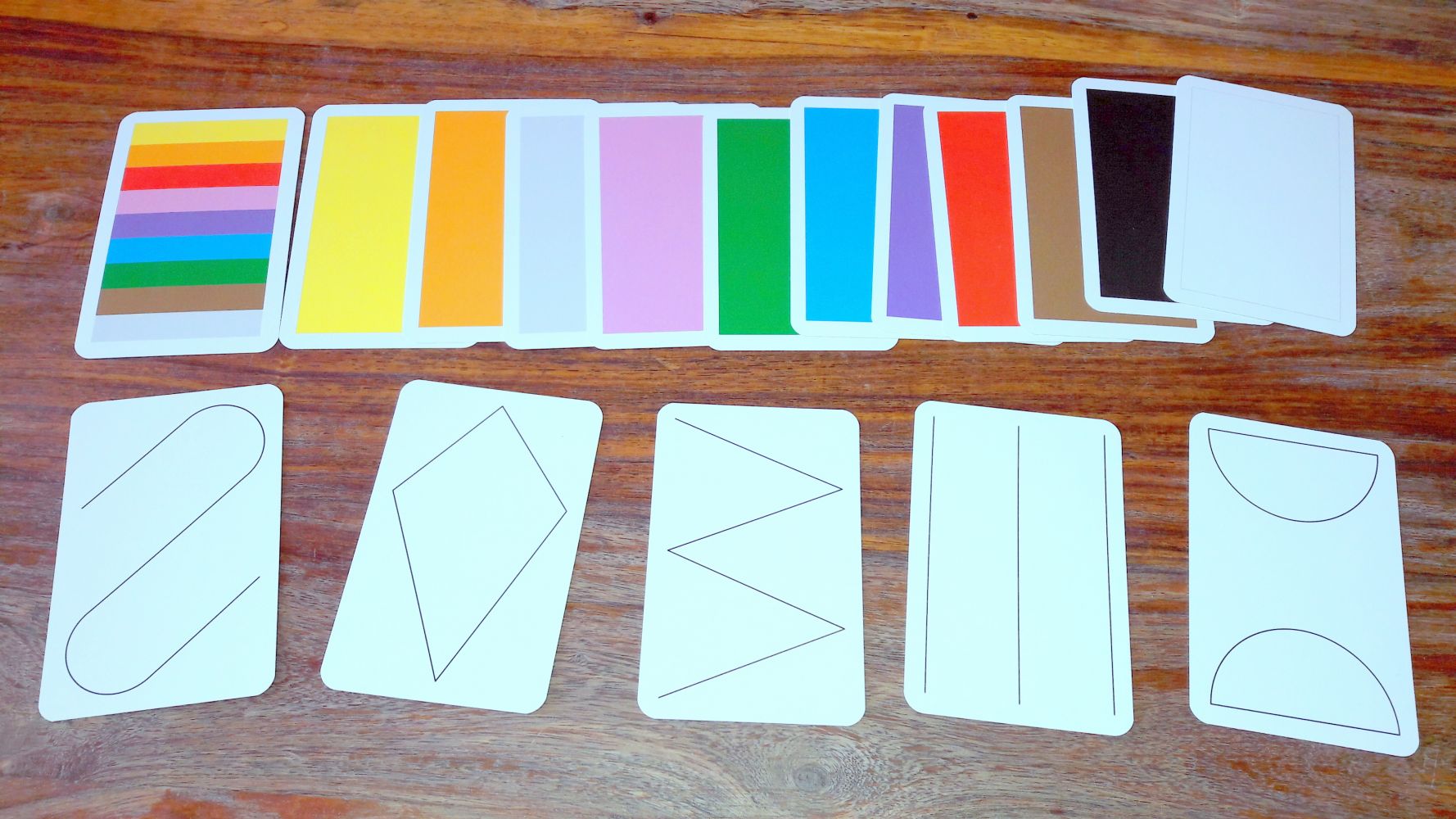 12 cartes couleur pour chaque joueur (avec un dos différent), on regrette de ne pas pouvoir y jouer à 6 !