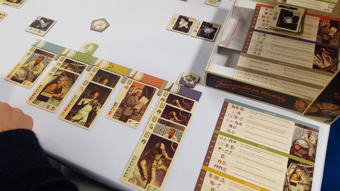 Regardez à droite la liste des descriptions des pouvoirs... eh bien il y a autant de l'autre coté.