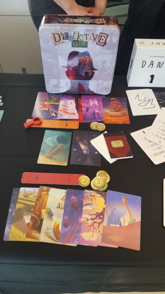 Detective Club. Un jeu de filous ! A vous de retrouver le  joueur qui ne connaissait pas le thème imposé pour les cartes.