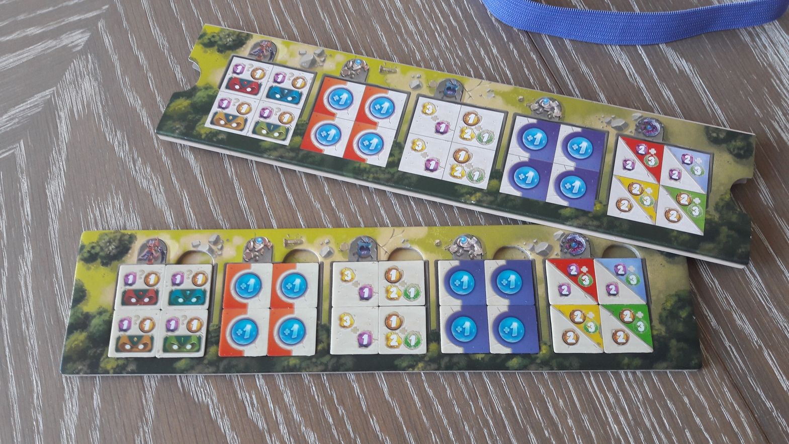 Comme pour le “bassin” de la boîte de base , la “forêt” sert de présentoir pendant la partie et de stockage. L'élastique bleu maintient le tout fermé ! Belle ergonomie.